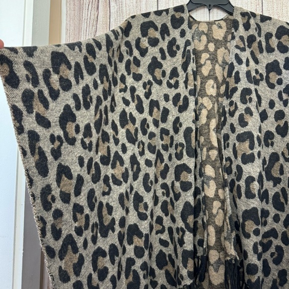 Banana Republic Leopard Wool blend poncho OS - Picture 3 of 9